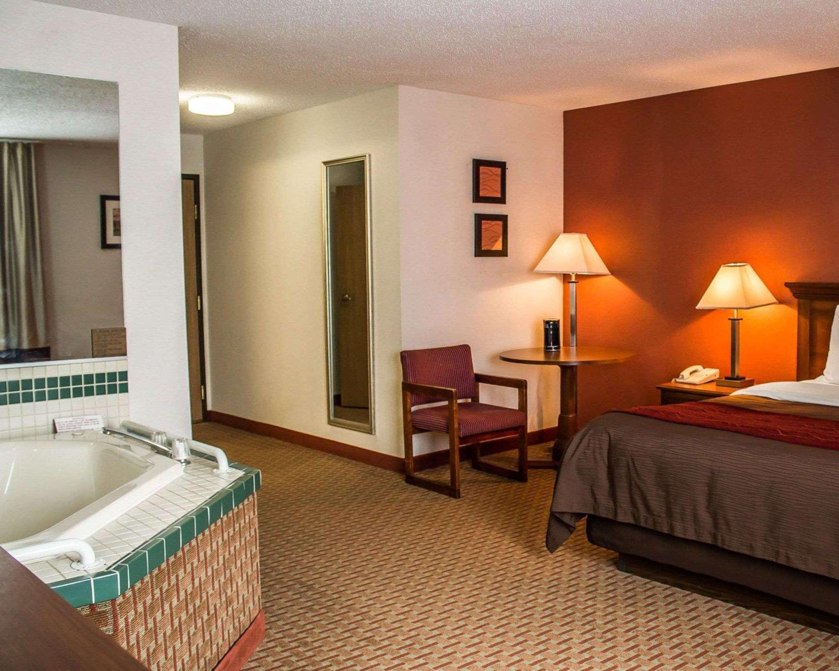 Quality Inn East Liverpool Exterior photo