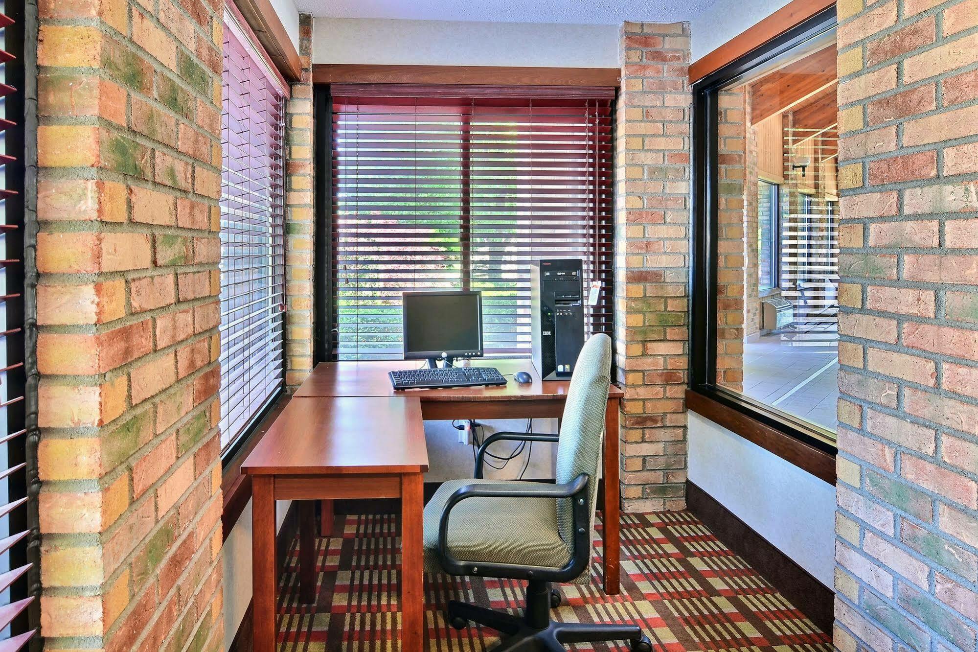 Quality Inn East Liverpool Exterior photo